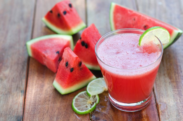 Watermelon juice with lime and watermelon slices