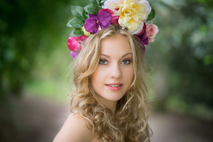 4K Blonde girl with flower wreath