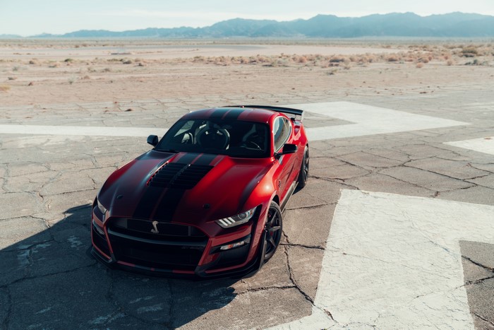 Red Ford Mustang Shelby GT500 2020 in desert