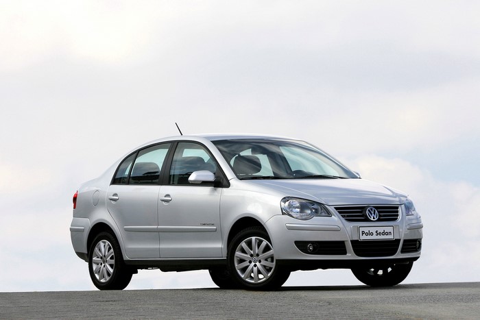 Silver 2009 Volkswagen Polo Sedan Comfortline 1.6 8V