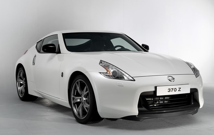 White Nissan 370Z 2012
