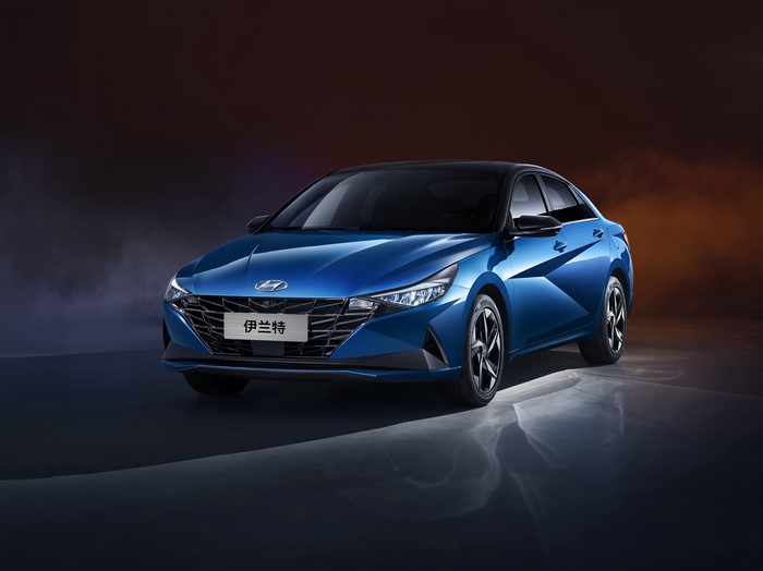 Blue Hyundai Elantra with Chinese text