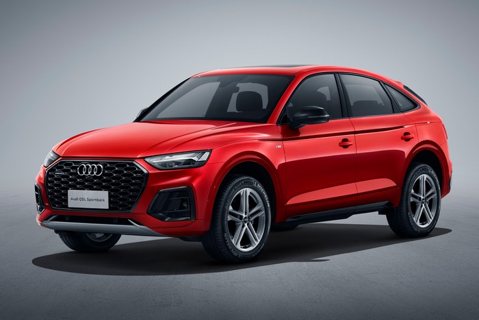 Red Audi Q5L Sportback 45 TFSI quattro S line