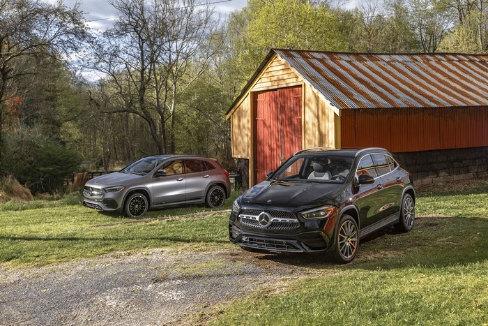 Two Mercedes-Benz 2020 GLA-Klasse cars