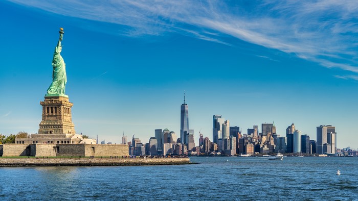 Statue of Liberty and Manhattan Skyline 4K