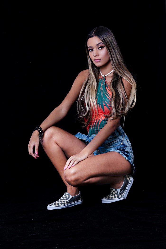 Lavinia crouching on a black background