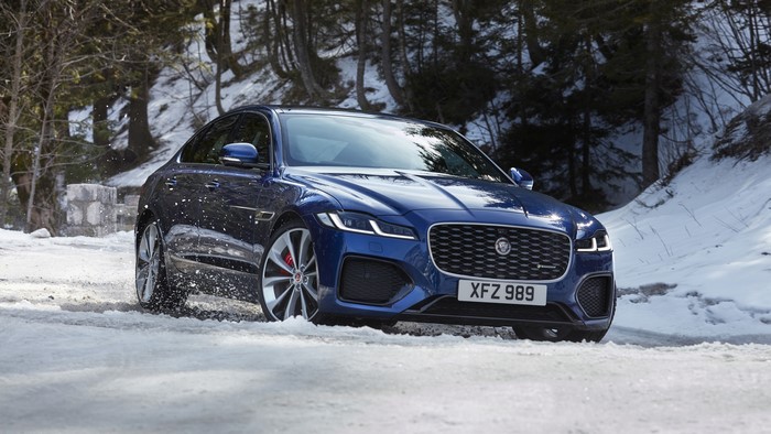 Jaguar XF P300 AWD R-Dynamic in Snow