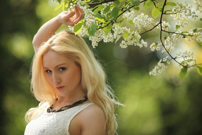4K Blonde girl Rachelle Summers under branches