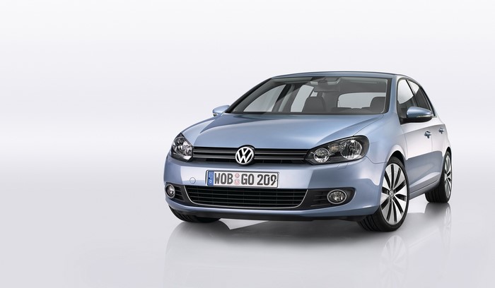 Blue Volkswagen Golf with license plate WOB GO 209