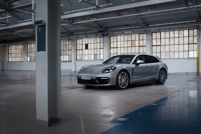 Porsche Panamera 4 E-Hybrid Sport Turismo in Metallic Silver