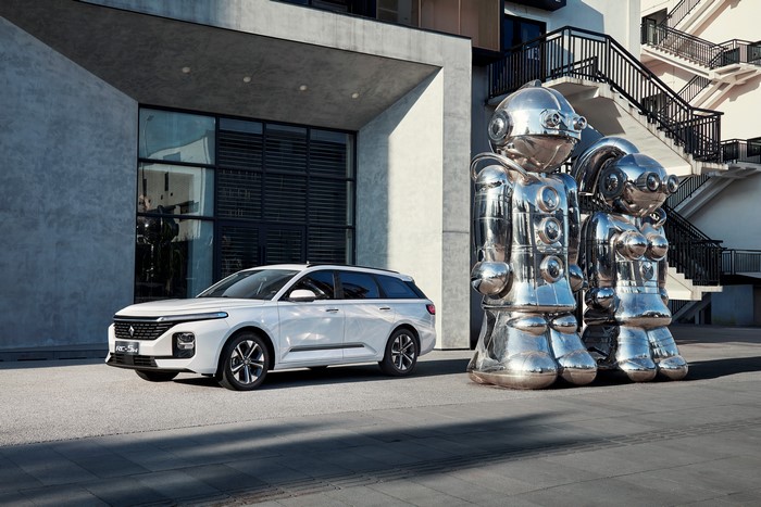 4K White Baojun RC-5W Estate Car Metallic Chinese
