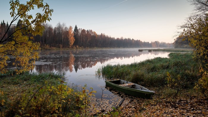 4K Autumn Morning at Lake Artyomovskoe, Russia with Boat