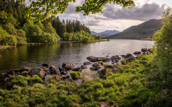 Snowdonia Scenic River and Mountain View 4K