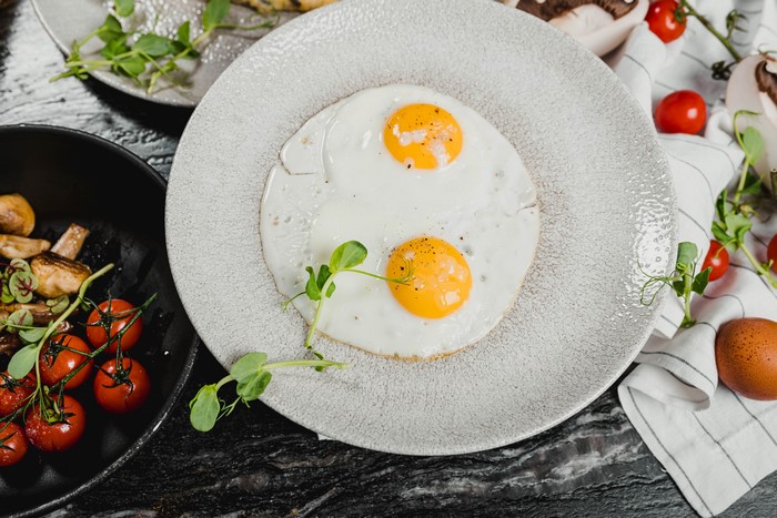 Fried eggs with tomatoes and mushrooms