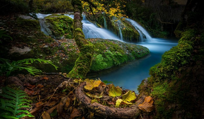 4K Autumn Waterfalls and Mossy Stones in Spain