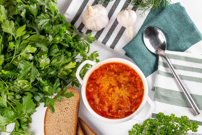 Borscht soup with parsley, bread, and garlic