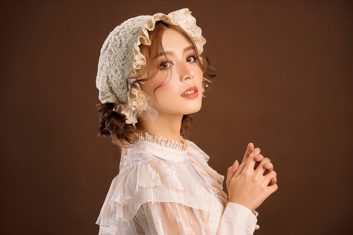 4K Retro Asian Woman in Lace Dress