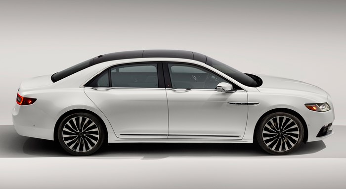 White 2016 Lincoln Continental Sedan