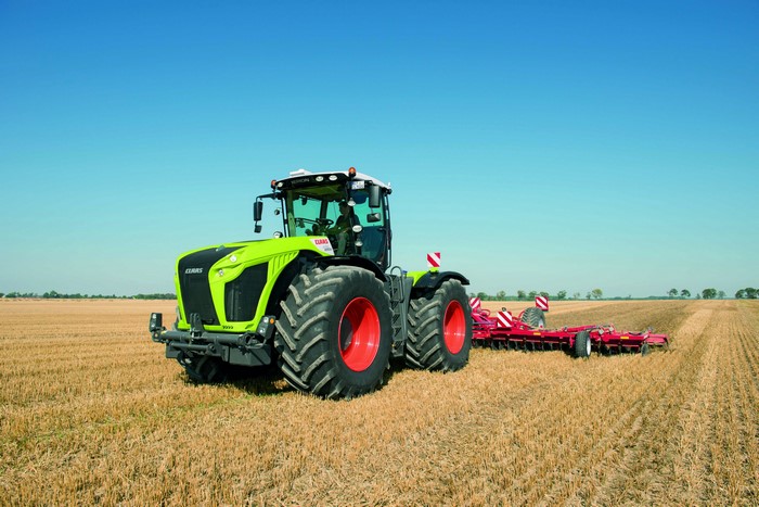 CLAAS Xerion 4000 Tractor in a Field