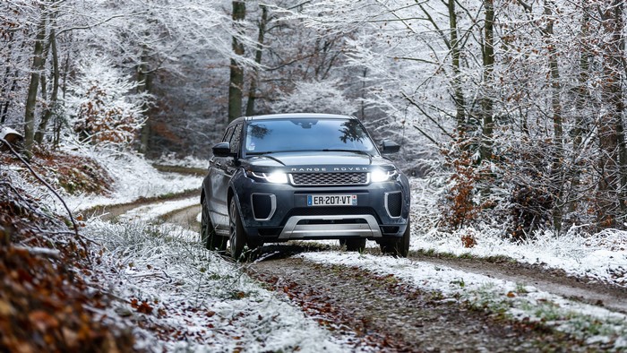 Range Rover Evoque Autobiography Si4 on snowy forest road