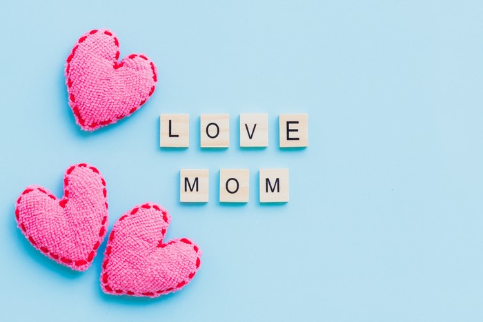 Love Mom with Pink Hearts