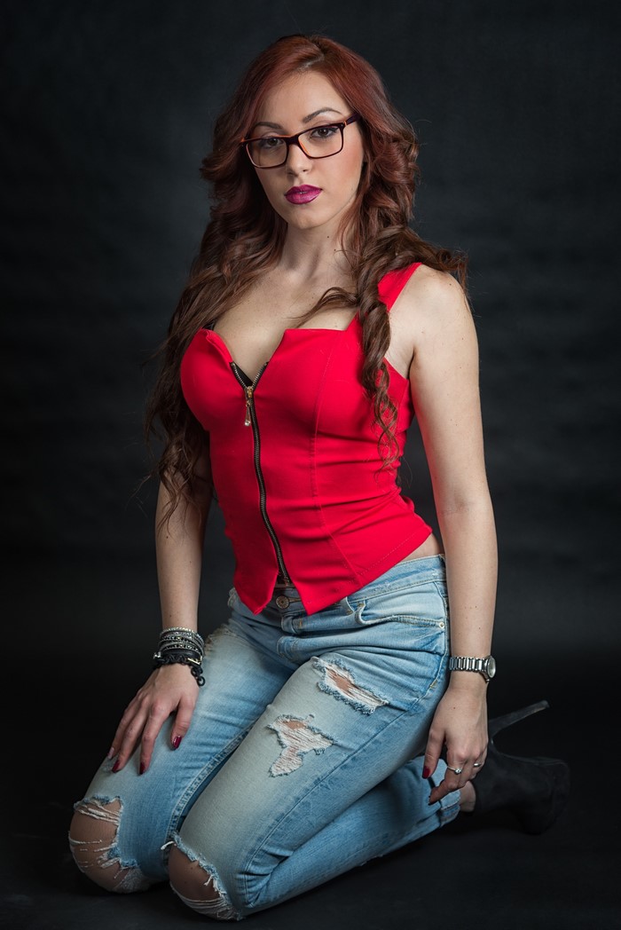 Samanta wearing glasses and ripped jeans