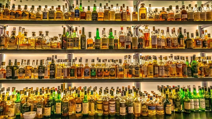 Bottles of alcoholic drinks on shelves