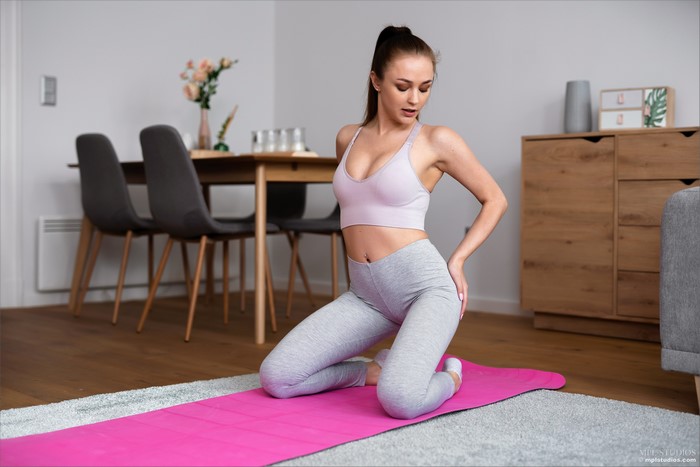 4K Alya Stark Fitness Pose Workout