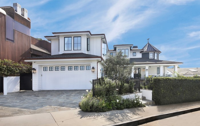 Modern White House with Garage and Garden in San Clemente, California