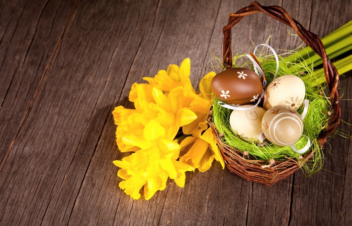 Easter basket with daffodils and decorated eggs
