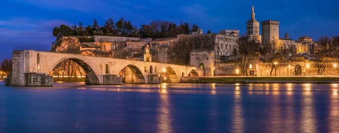 Pont Saint-Bénézet bridge and Palais des Papes in Avignon at night