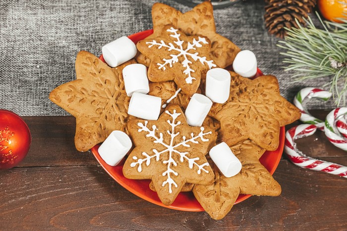 Christmas gingerbread cookies with marshmallows and candy canes