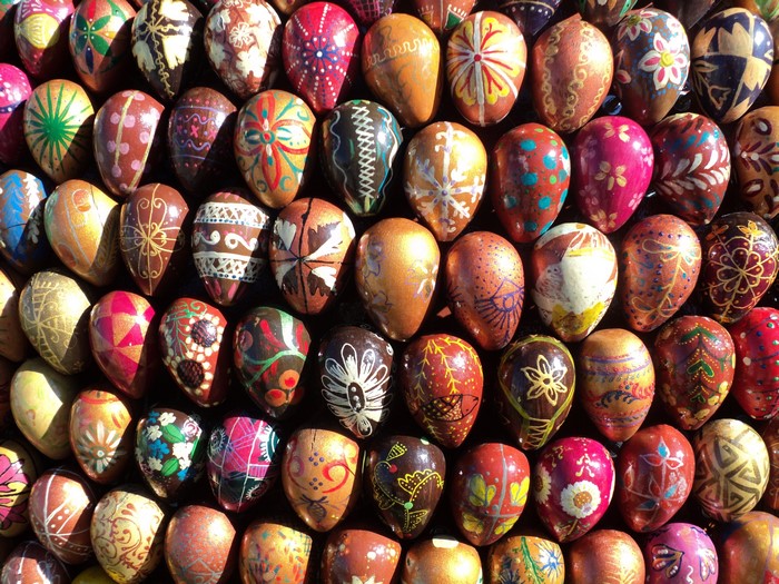 Many decorated Easter eggs