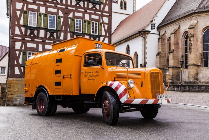 4K Orange KUKA Mercedes-Benz Retro Truck