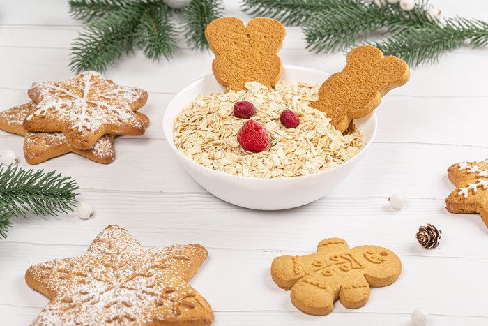 Christmas oatmeal with gingerbread cookies and berries
