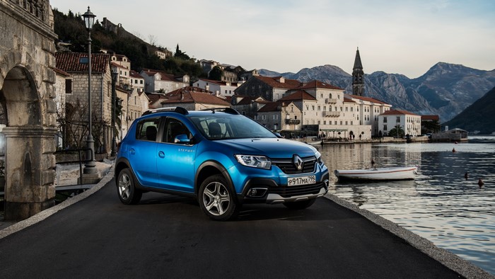 Blue Renault Sandero Stepway in a coastal town