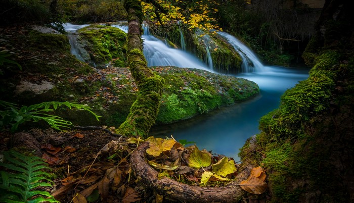 4K Autumn Waterfall in Cascada de Saseta, Spain