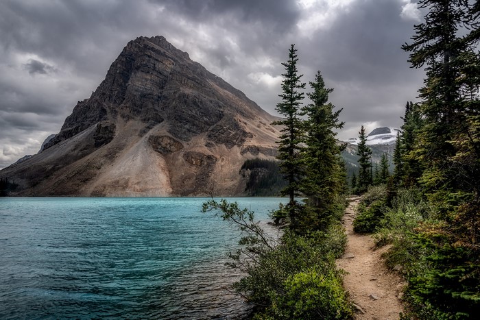4K Bow Lake and Mountains in Banff National Park, Canada