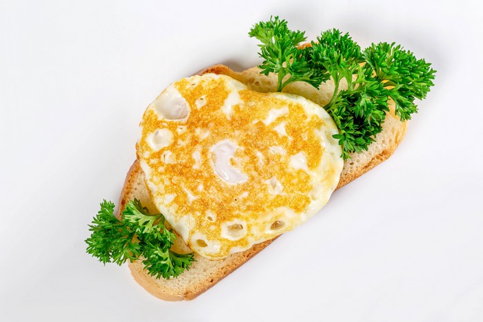 Fried egg on toast with parsley