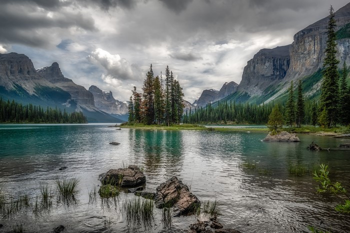 4K Scenic View of Maligne Lake in Jasper Park