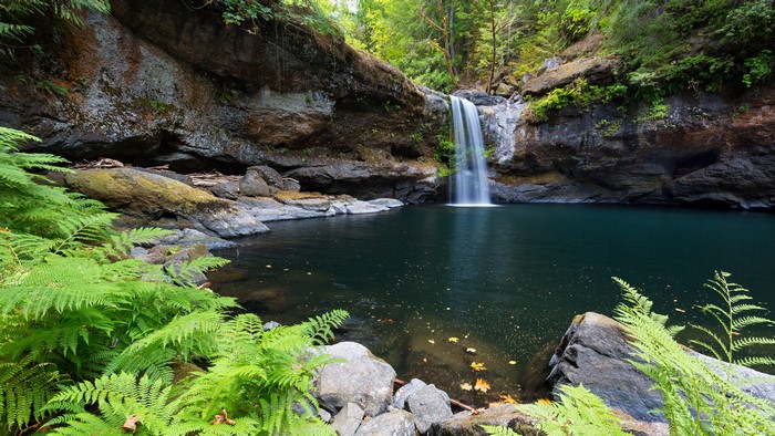 4K Waterfall and Rocky Pool Scene