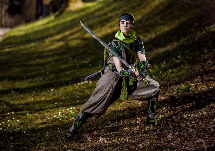 Genji from Overwatch Cosplay with Swords