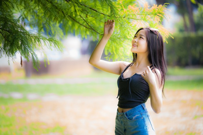 4k Asian Bokeh Branches Brunette Girl Hands Smile Hd Wallpaper Rare Gallery 4442