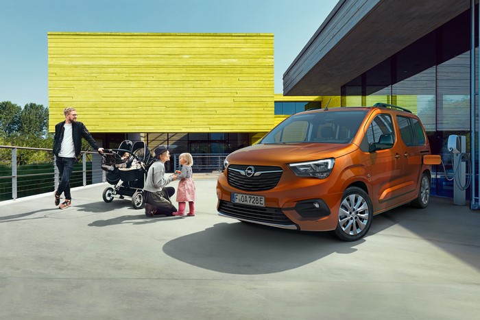 Opel Combo-e Life electric van with family