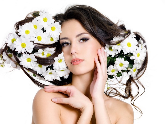 Brunette woman with white daisies in her hair