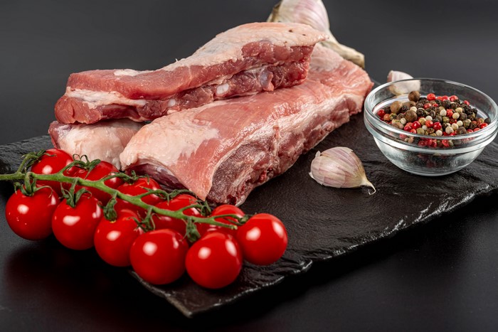Raw Pork Ribs with Tomatoes, Garlic, and Peppercorns