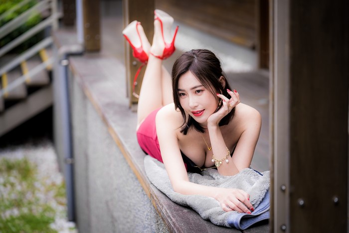 4k Asian Bokeh Lying Down Hands Décolletage Brown Haired Hd Wallpaper Rare Gallery 2596