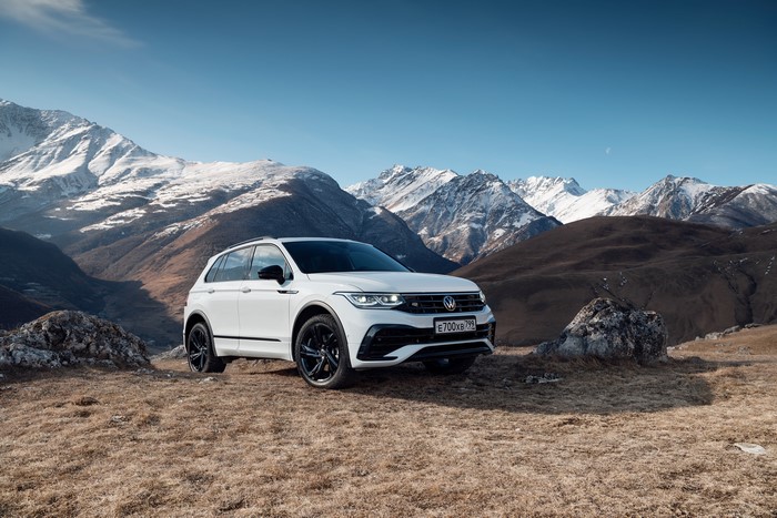 2021 Volkswagen Tiguan 4MOTION R-Line Crossover in Mountains