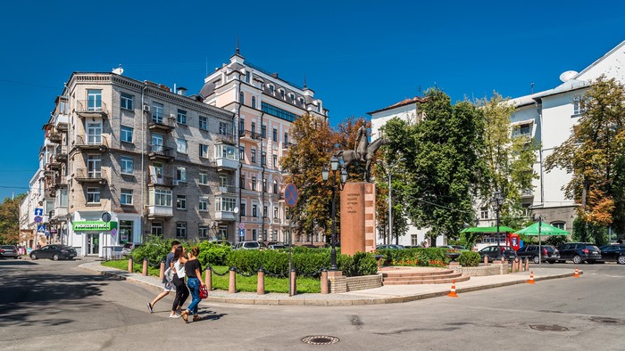 4K Ukraine Kiev Monument with People and Houses