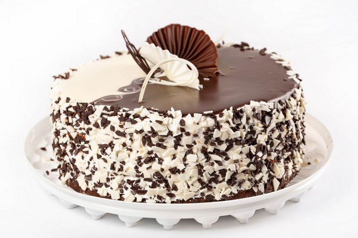 Chocolate and white cake with chocolate shavings